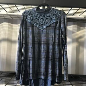 Buckle gimmicks crotchet top